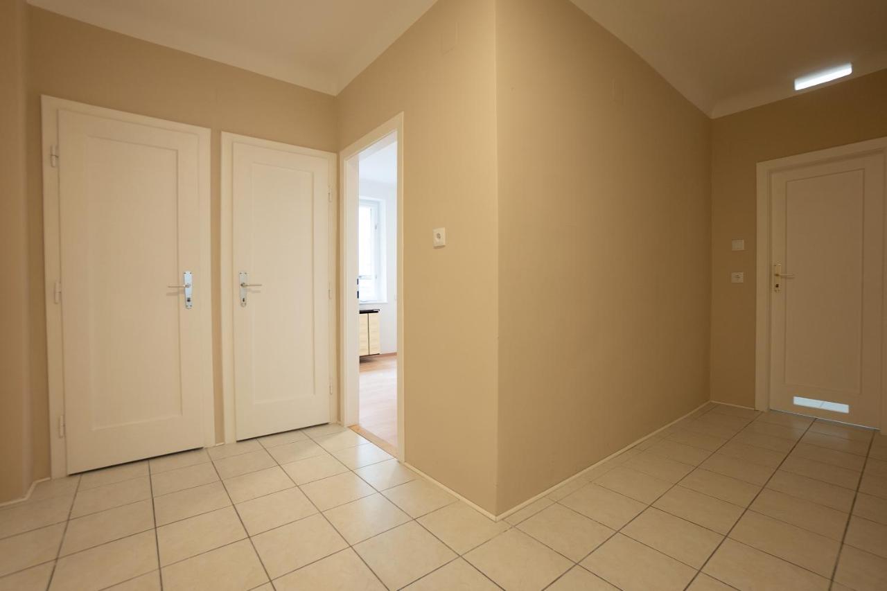 A 2-bedroom With A King-size Bed And A Balcony Is Located Just A 15-minute Walk From Stephansplatz. * Wien